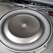 サブウーファーには薄型ユニットとして定評のあるJLオーディオの13TW5 v2-2を用いてスペース効率を高めた。