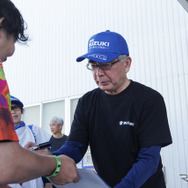 来場者からのサインの要望に応じる鈴木俊宏社長