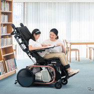 医療的ケア児/者向けのティルト・リクライニング付きモジュラー型車いす「Haluto」