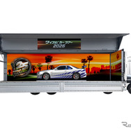 日産・スカイラインGT-R（R34）の劇中車を載せて走る”ワイスピ25周年記念”仕様トラック