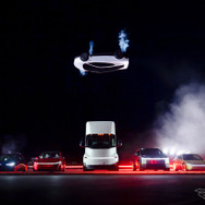 5台のテスラ車を、回転しながら飛び越えるテスラ ロードスター