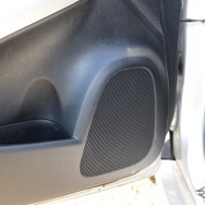 ミッドバスの取り付けには確実で音質面でのメリットのあるカロッツェリアのメタルバッフルを用いている。