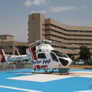 日本医科大学千葉北総病院のヘリポートで待機するドクターヘリ