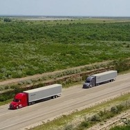 ダイムラーが米国の公道で行うトラック隊列走行試験（イメージ）