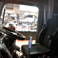 大型4トントラックの座席には、新製品のトラック専用シート「ZAOU（ザオウ）」が設置されている