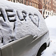 雪で立ち往生するクルマ（イメージ）