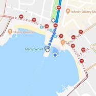 大晦日のGoogleMap。通行止めと、乗りたいバスの路線図を表示。実線がバスのルート（点線はいまいる場所からバス停までの徒歩ルート）。バス停は、いつもより100メートルほど北側に移動している。