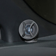 「ダイヤトーン」のデモカーに取付けられている『DS-G300』のツィーター。当スピーカーも、“入門プラン”でお薦めされることが少なくない。
