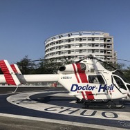 君津中央病院のヘリポートで待機する君津ドクターヘリ。千葉県は、日本医科大学千葉北総病院の北総ドクターヘリとの二機体制。
