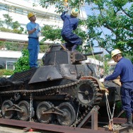 2004年に、和歌山県の南紀白浜から英国に向けて出発する「九五式軽戦車」