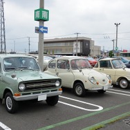 左から、三菱『ミニカ』（1970）、スバル『360』（1969）、マツダ『R360クーペ』（1962）