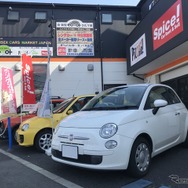 江戸川区の環七通りからもほど近いピッコロカーズ。その名の通り小型車の中心に扱い、そんなクルマの楽しさを多くの人に紹介している。