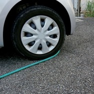 洗車でタイヤにホースが引っかかると、ついイラッとしてしまう