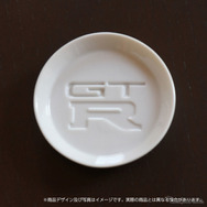 「GT-R」のエンブレムが浮かび上がる醤油皿（写真はイメージ）
