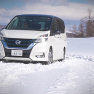 積雪した日本の道路で冬用タイヤ規制にもスタッドレスタイヤと同じようにチェーン装着なしで通行することが可能だ