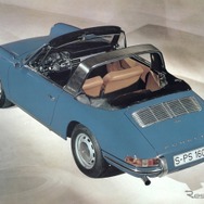 901型・911 2.0タルガ（1967年）。初期のタルガは、ルーフ後半とリアウインドウはソフトトップだ。ロールバーはステンレス製。