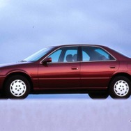 6代目トヨタ・カムリ（1996年、写真は北米仕様）。日本市場で当初はカムリグラシアと呼ばれ、5代目よりやや上級志向で、5代目も併売された。1999年に5代目の販売終了に伴いカムリの車名になる。