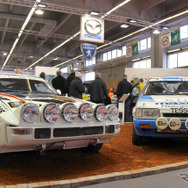 1984年マツダRX-7グループBと1988年マツダ323 4WDグループN。パリ・レトロモビル2011で