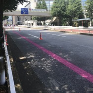 東京・国立競技場近くに設置された関係車両専用レーン