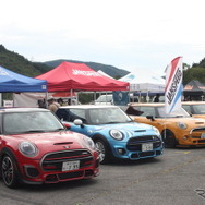 会場にズラリと並んだMINI