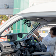 ピラーを通して運転席まで配線を持ってくる。