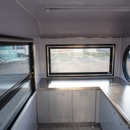 四方向の窓が開く大型キッチントレーラーT005の室内