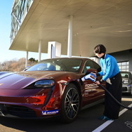 ポルシェのEV タイカン。特別に充電体験をさせてもらった