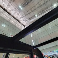 KGモーターズ ミニマルモビリティコンセプト（東京オートサロン2023）。室内から天井を見上げたところ