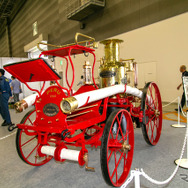 働くクルマの先輩たち！ 100年以上も昔のクラシックな消防車がズラリ…東京国際消防防災展2023