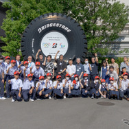 雲雀丘学園の皆さんとブリヂストンのスタッフ、世界最大のタイヤの前で記念撮影。