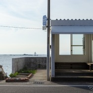 真名瀬海岸（神奈川県葉山町）、フォトスポットとして人気のバス停。夕日にはまだ時間がある