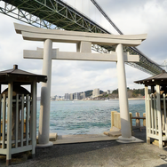 和布刈神社（北九州市）から見上げる関門橋