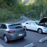 冷却系にトラブルが発生したクルマを救援。無人地帯を走り抜けるのに必要と思われる水をペットボトルに入れた。