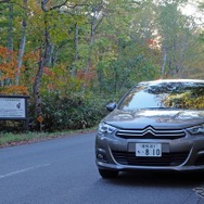 福島側は新潟側に比べて道路の幅員が全般的に広い。尾瀬観光のヨロクだ。