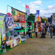 キッチンカーも12台。沖縄そばからピザまで、チョイスは豊富。