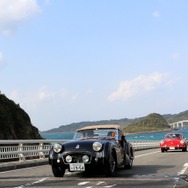 4日目の角島大橋（山口県長門市）をいく参加者たち。