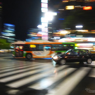 銀座の夜を行くタクシー