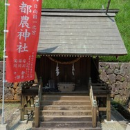 本殿裏の祠。ここに神の石を置いてお祈りする。