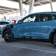 北米のテスラの急速充電「スーパーチャージャー」でフォードのEVが充電可能に