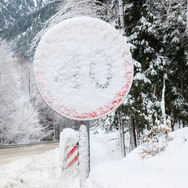 着雪で隠された速度制限標識もHEREの地図データが検出