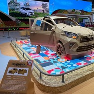 ダイハツの小型ミニバン『シグラ』の段ボール製の実物大モデル（GIIAS 2024）