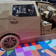 ダイハツの小型ミニバン『シグラ』の段ボール製の実物大モデル（GIIAS 2024）