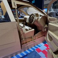 ダイハツの小型ミニバン『シグラ』の段ボール製の実物大モデル（GIIAS 2024）