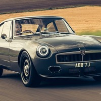 ただのレストアじゃない、英スポーツ「MGB」にV8を突っ込んだ、フロントライン『LE60』初公開へ 画像