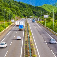 高速道路での旗振りサインの意味、その時あわてない［夏のドライブ］