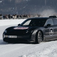 ポルシェの最新EVから歴史的名車まで、ダイナミックに雪上を駆ける