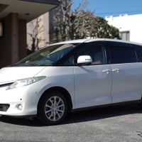 霊柩車は「白いミニバン」が主流に？ 葬儀のあり方とともに変化するトレンド、その理由とは