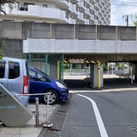 軽自動車ベストセラーは通れない？ 桁下1.8mの低いガード…京浜急行・八丁畷