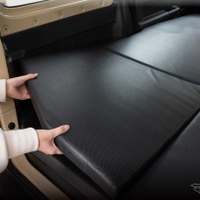 スズキ『ジムニー』での車中泊をもっと快適に！ 専用フルフラットマットが新登場