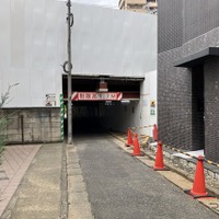制限守ってもぶつかる！ 高さ1.7mの低いガード…京王線・笹塚～代田橋